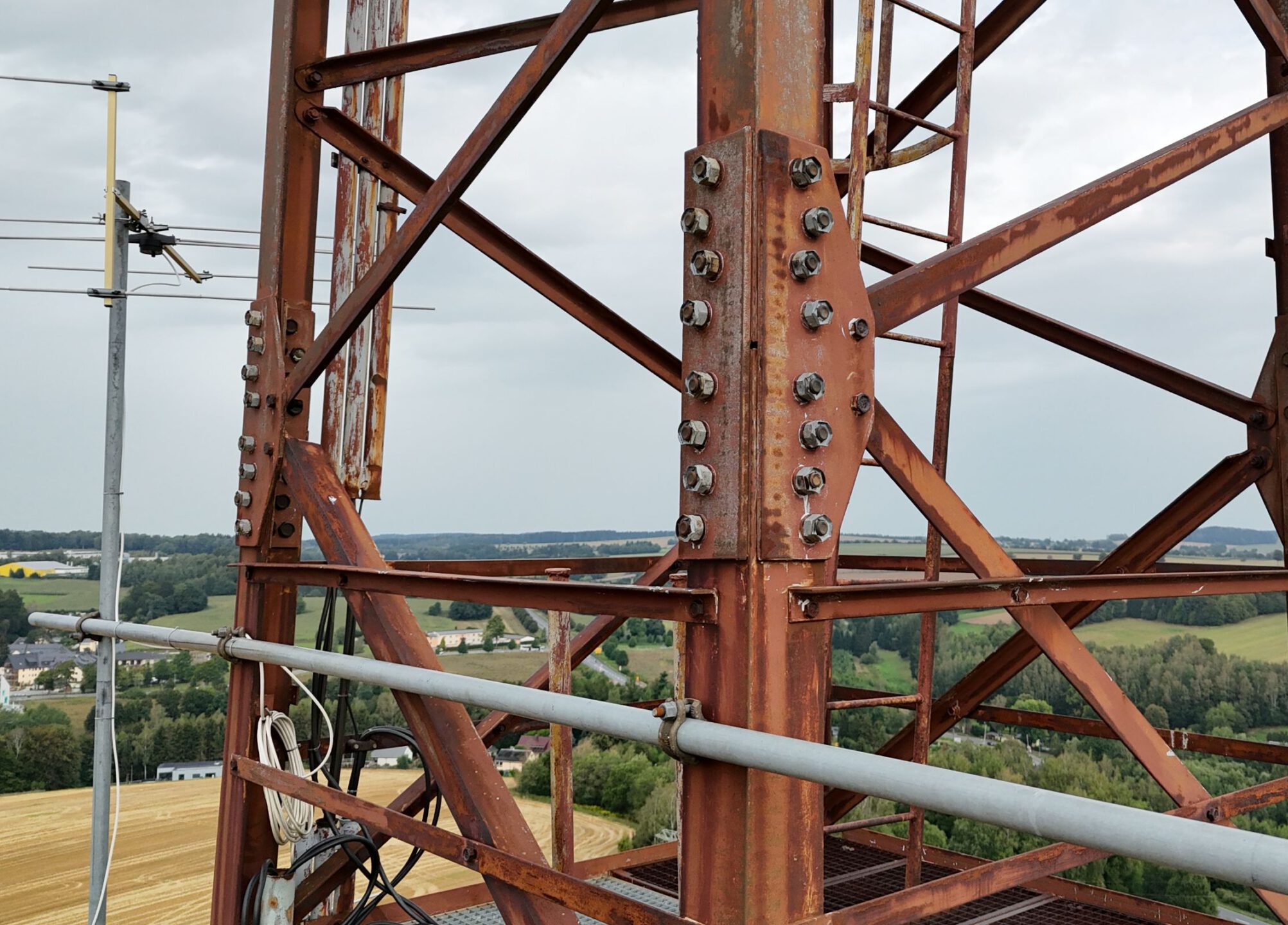Technische Infrastruktur mit Antennenanlage aus der Luft