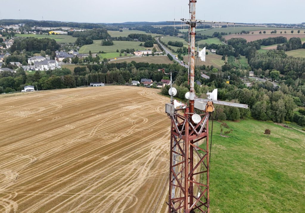 Funkmast und technische Anlage aus der Drohnenperspektive
