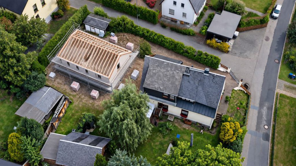 Baustelle aus der Luft für den zeitlichen Projektvergleich