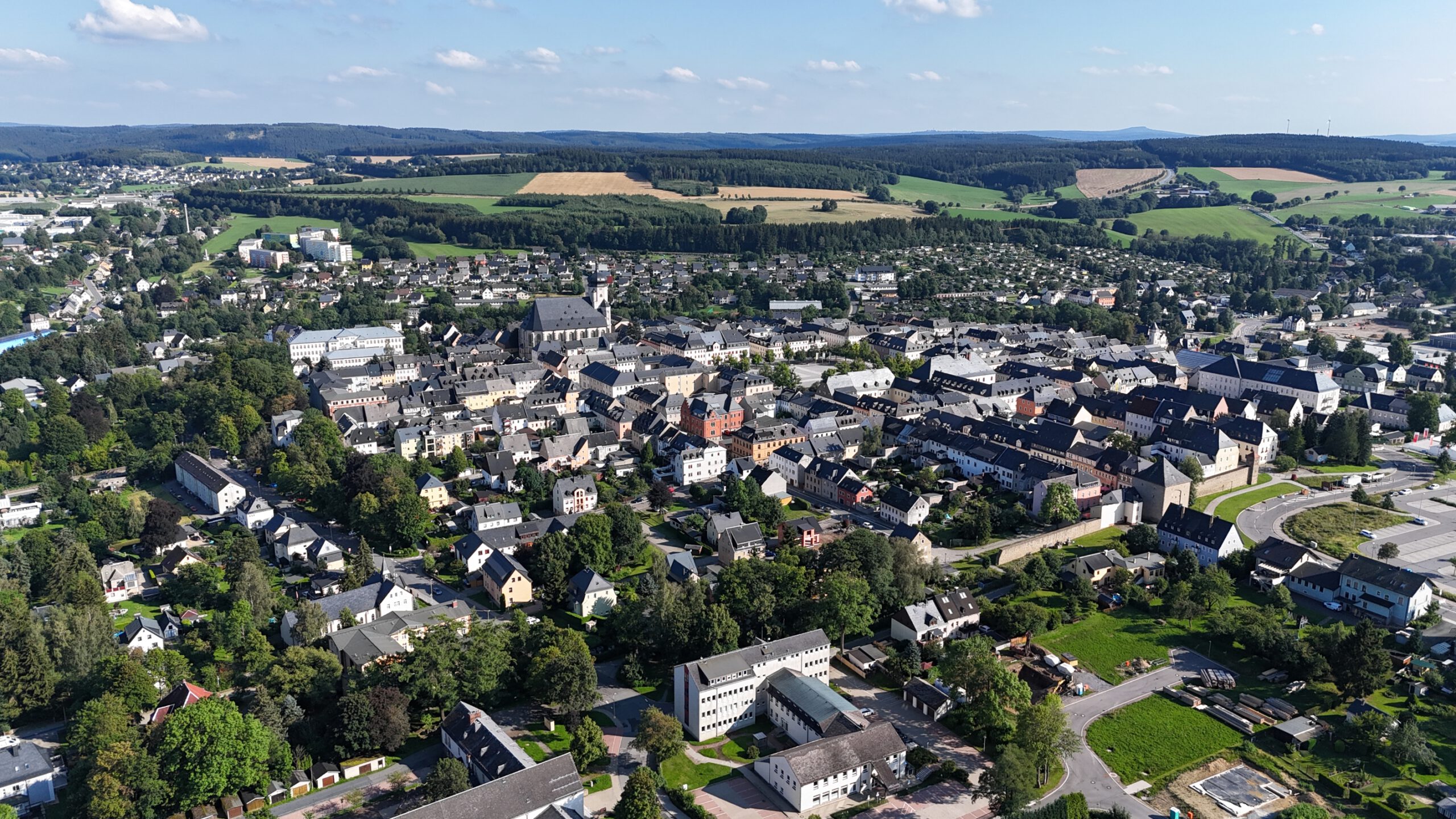 Luftaufnahme eines Stadtgebiets im Erzgebirge mit Wohn-, Gewerbe- und Infrastrukturflächen in Marienberg Erzgebirge