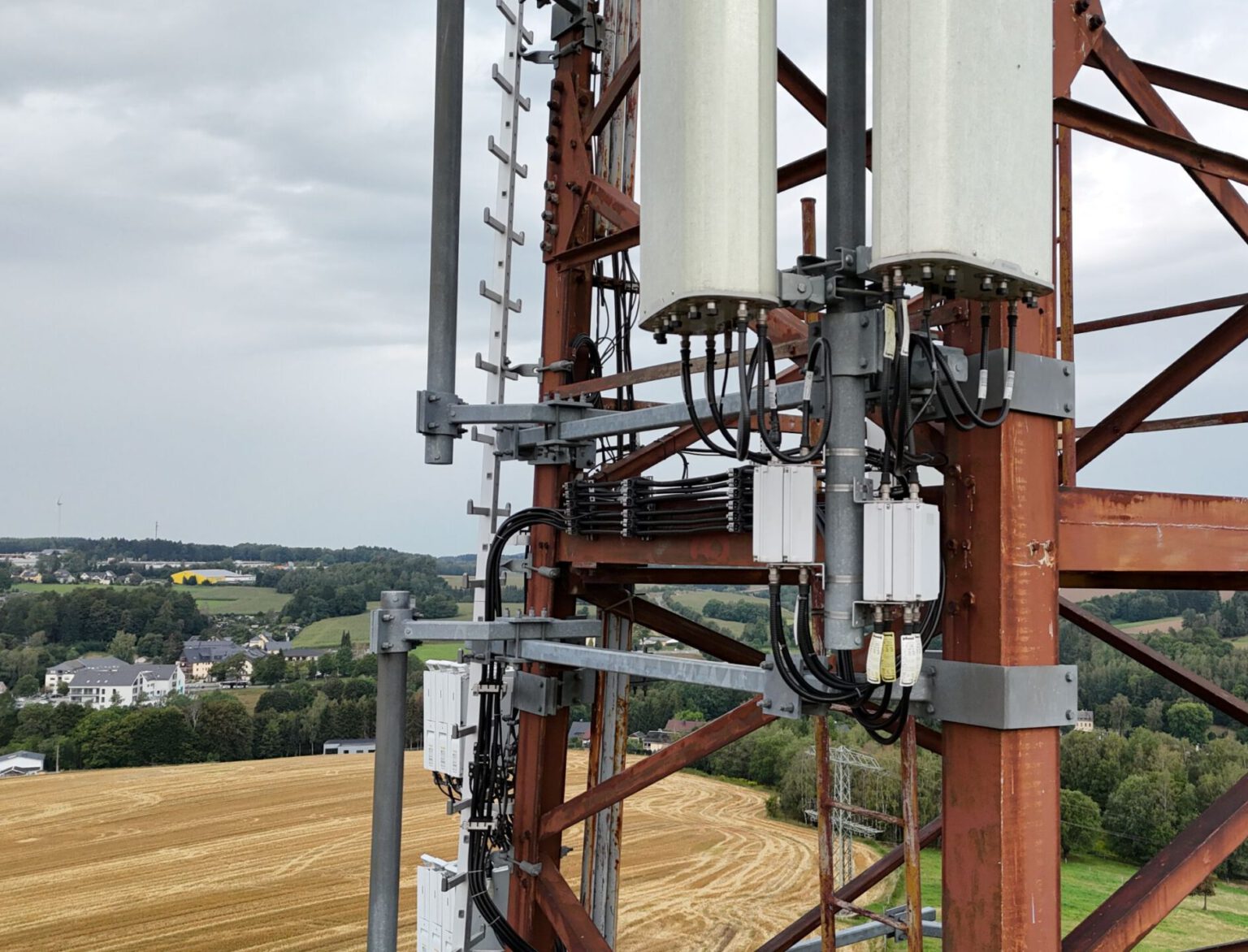 Technische Antennenanlage an einem Funkmast aus der Luft