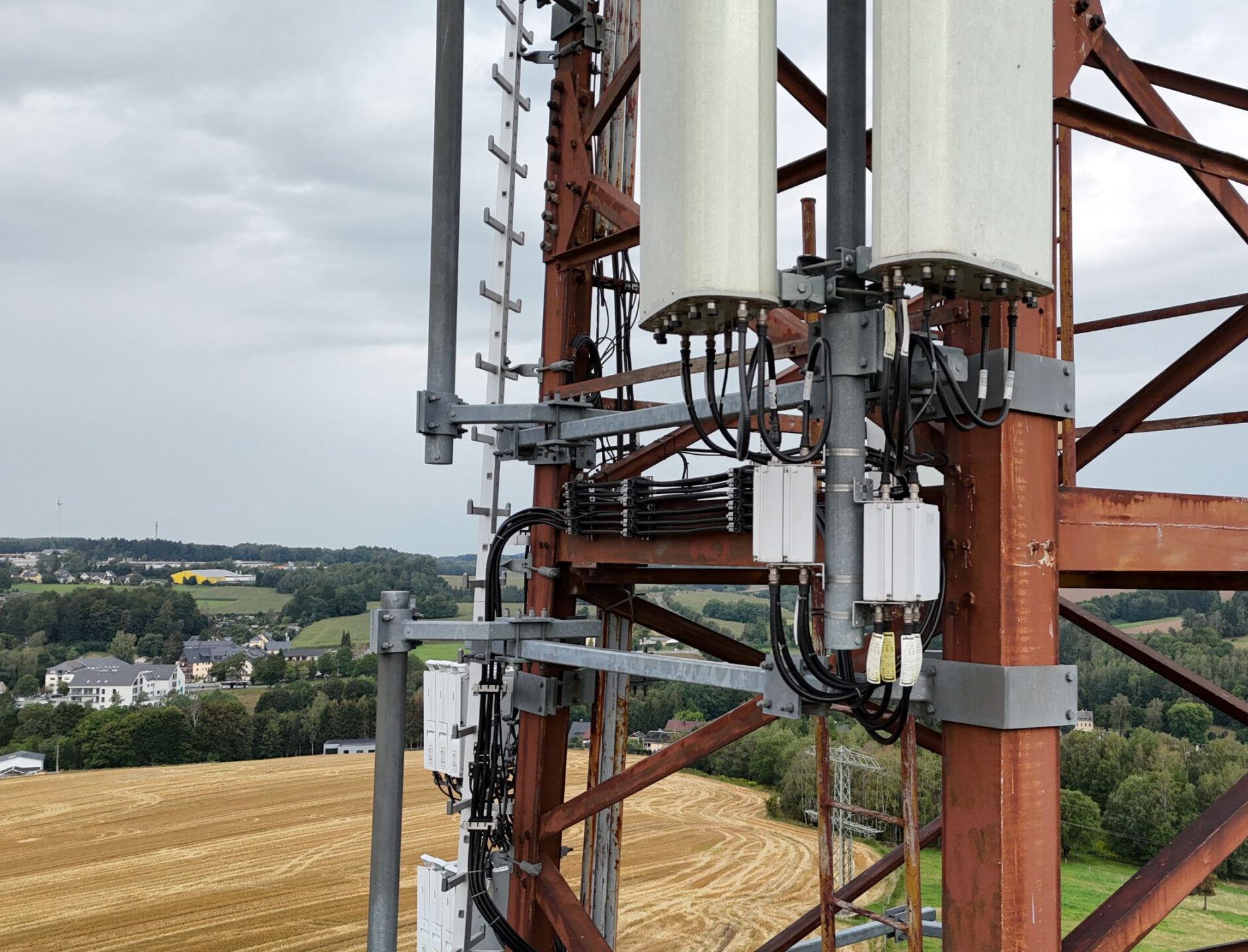 Antennenanlage aus der Luft bei einer technischen Inspektion